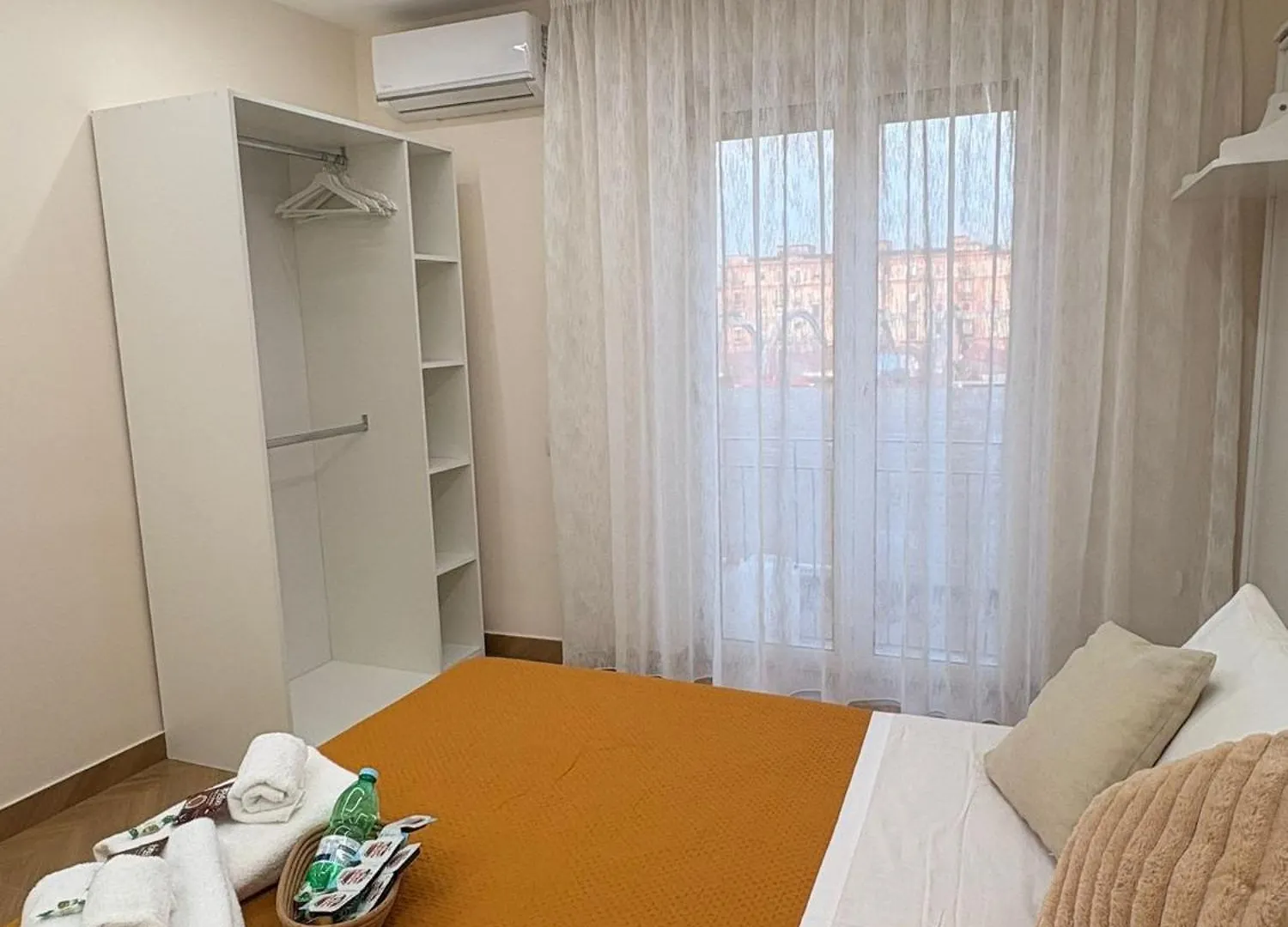 Max Fox Suite نابولي